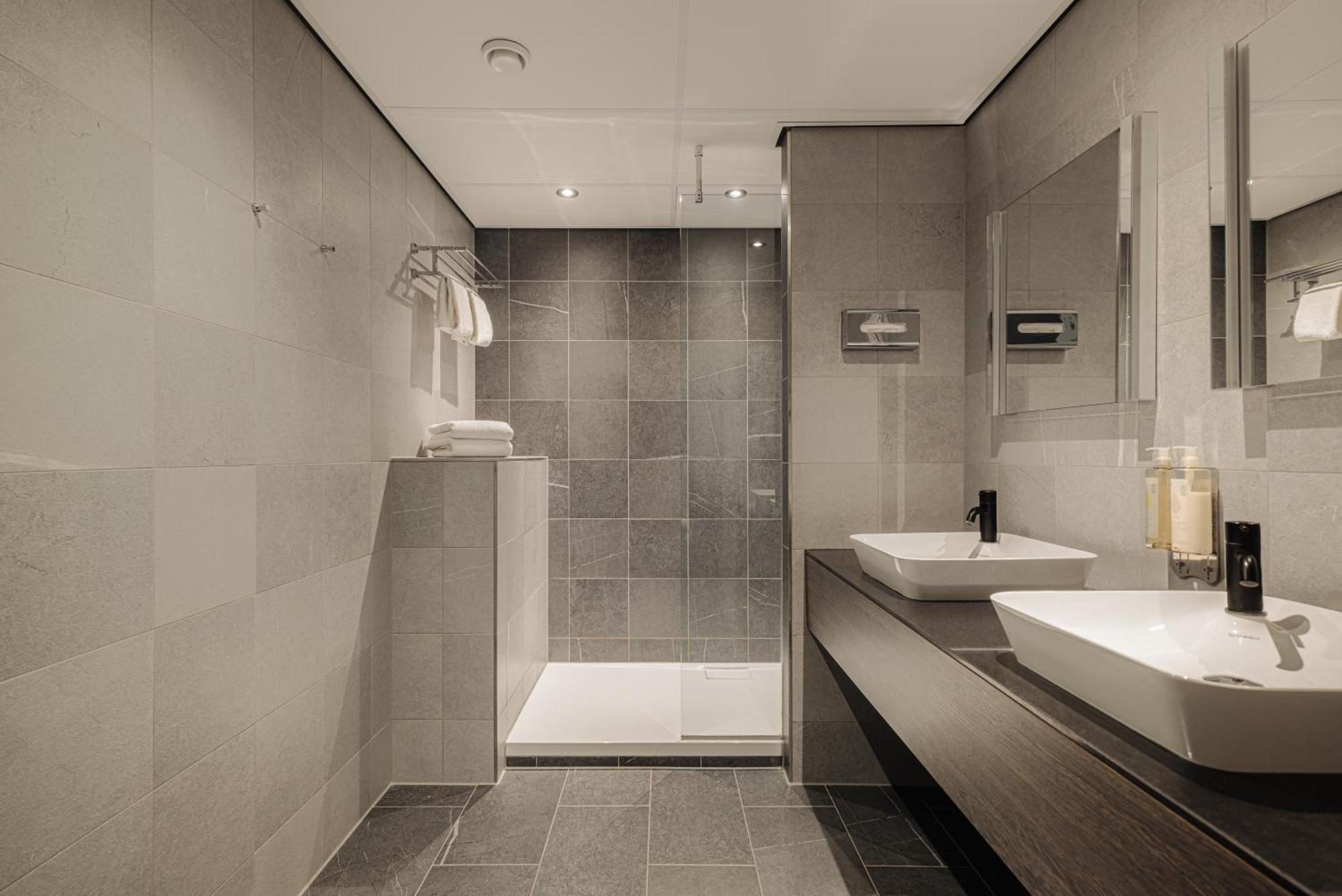 Leonardo Hotel Eindhoven City Center Former Crown Hotel Bagian luar foto