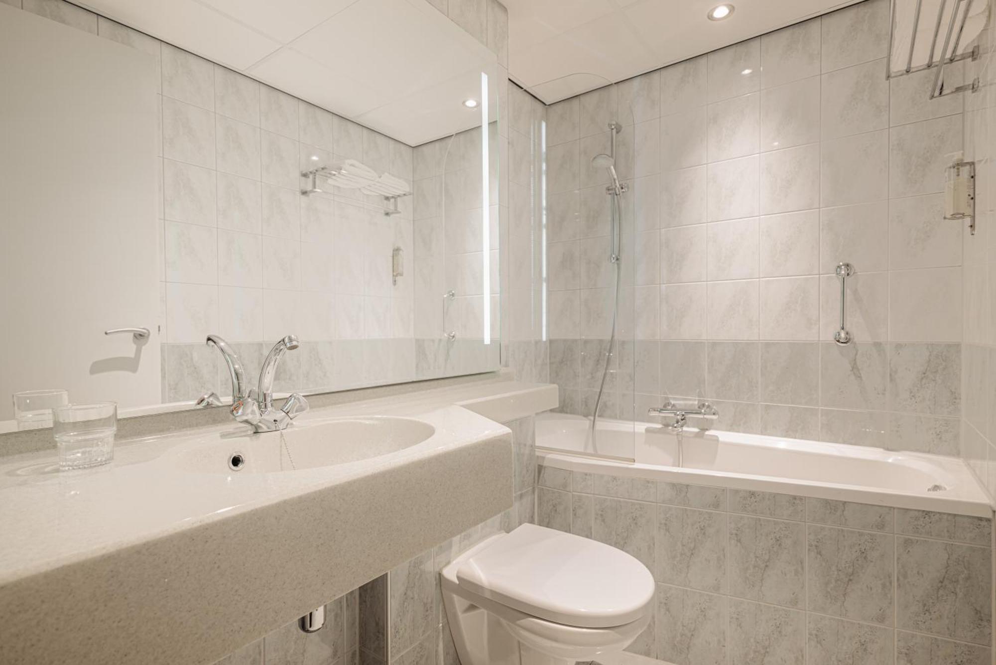 Leonardo Hotel Eindhoven City Center Former Crown Hotel Bagian luar foto