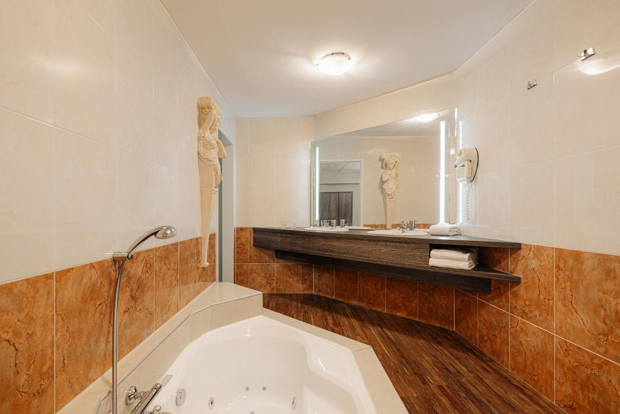 Leonardo Hotel Eindhoven City Center Former Crown Hotel Bagian luar foto