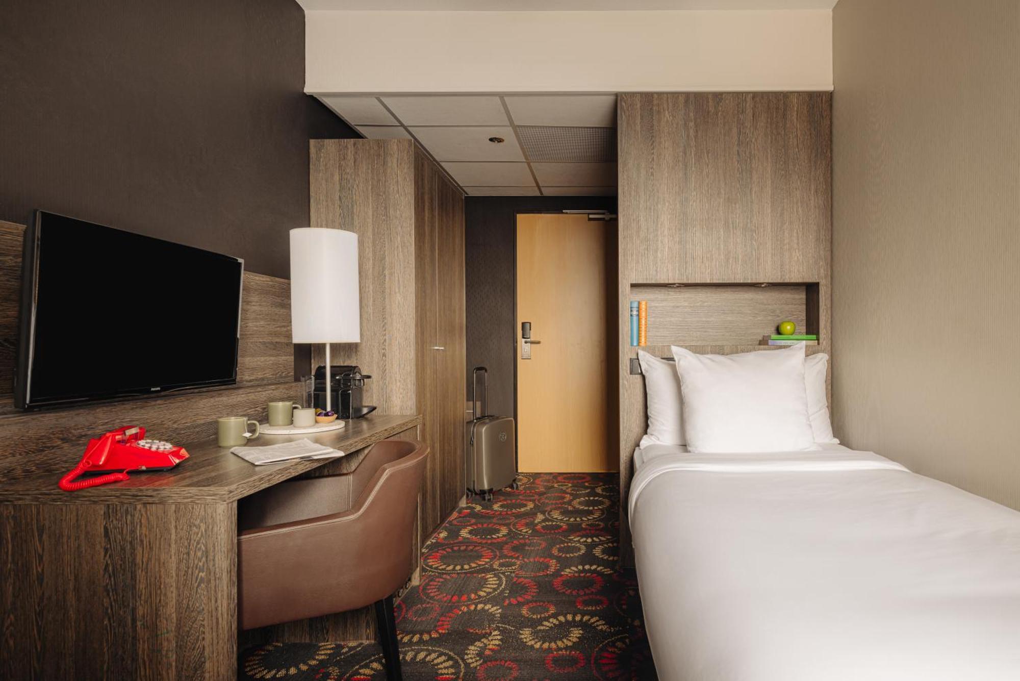 Leonardo Hotel Eindhoven City Center Former Crown Hotel Bagian luar foto