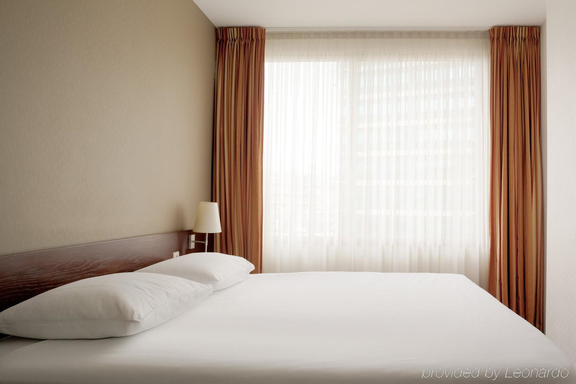 Leonardo Hotel Eindhoven City Center Former Crown Hotel Bagian luar foto